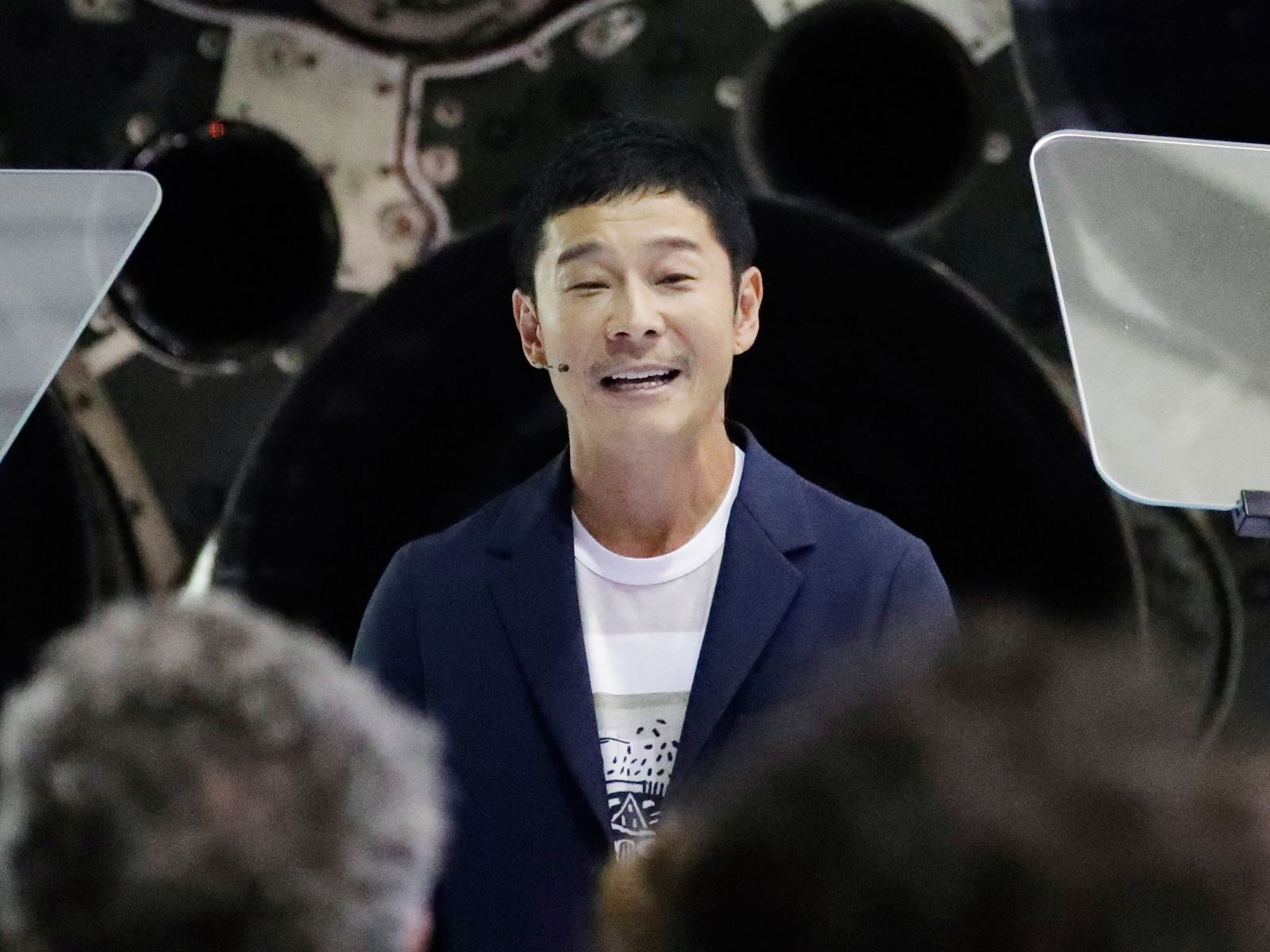 Японският милиардер, който си търсеше приятелка за полет до Луната, се отказа от идеята