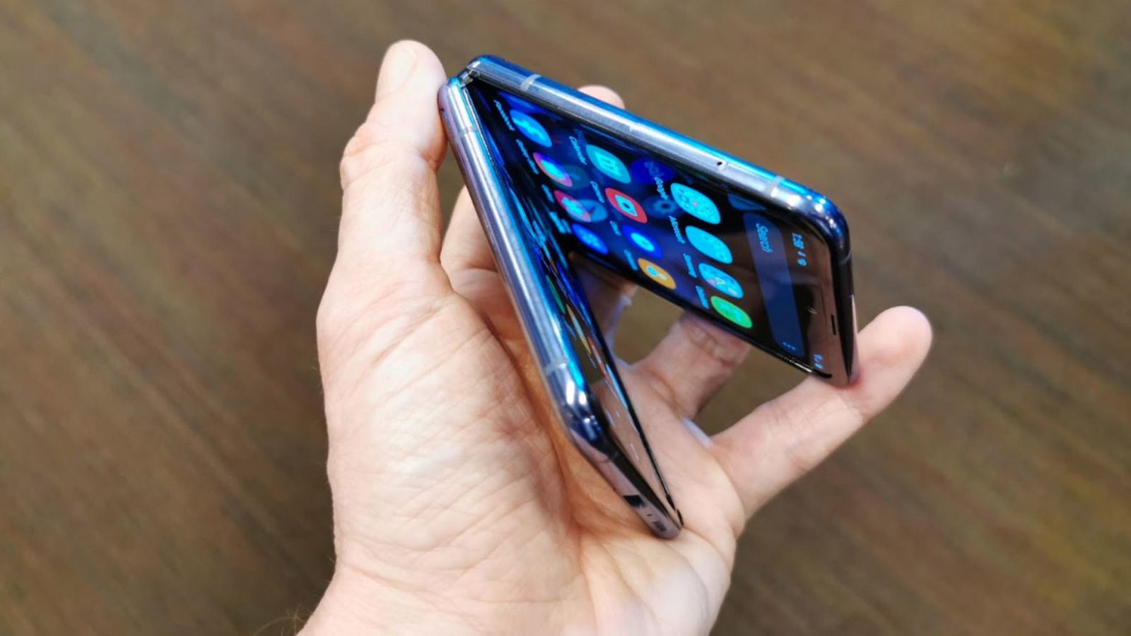 Samsung представи най-новия сгъваем Galaxy Z Flip, ще струва $1380 (видео и снимки)